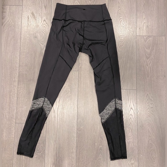 Lululemon tights tag is gone fits like 8 - Picture 2 of 3